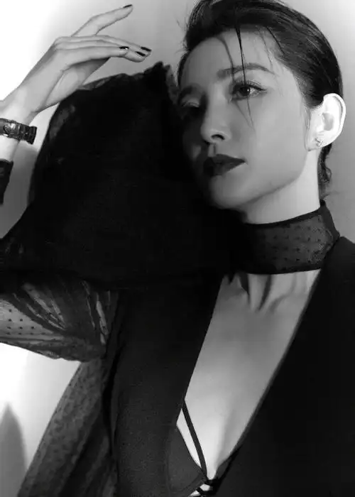 嘉人女性影响力之夜##李冰冰深v西装镂空胸衣##李冰冰气场震慑力