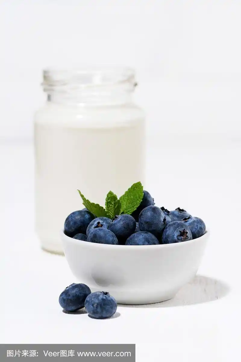 新鲜蓝莓和一瓶牛奶,特写