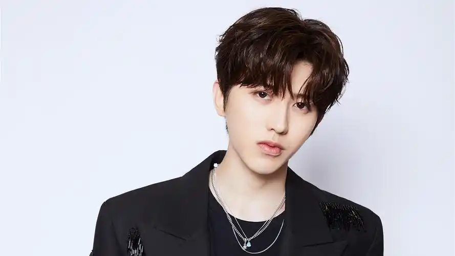 王冰冰采访蔡徐坤,两人神仙同框,坤坤与医护人员相互加油打气-娱乐