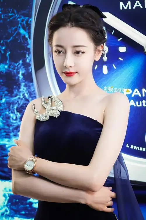 迪丽热巴黑色开叉长裙