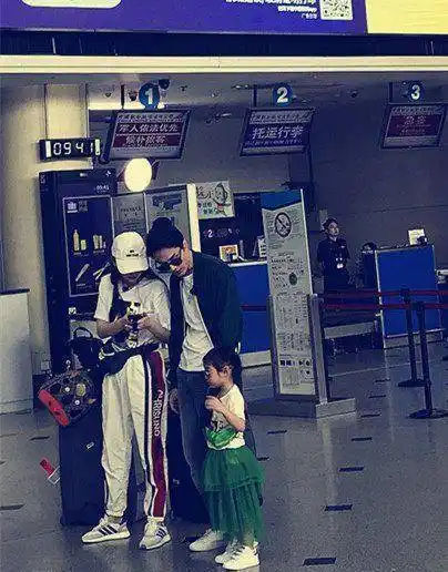 戚薇李承铉一家三口现身机场,女儿超可爱,疑似参加亲子真人秀_lucky