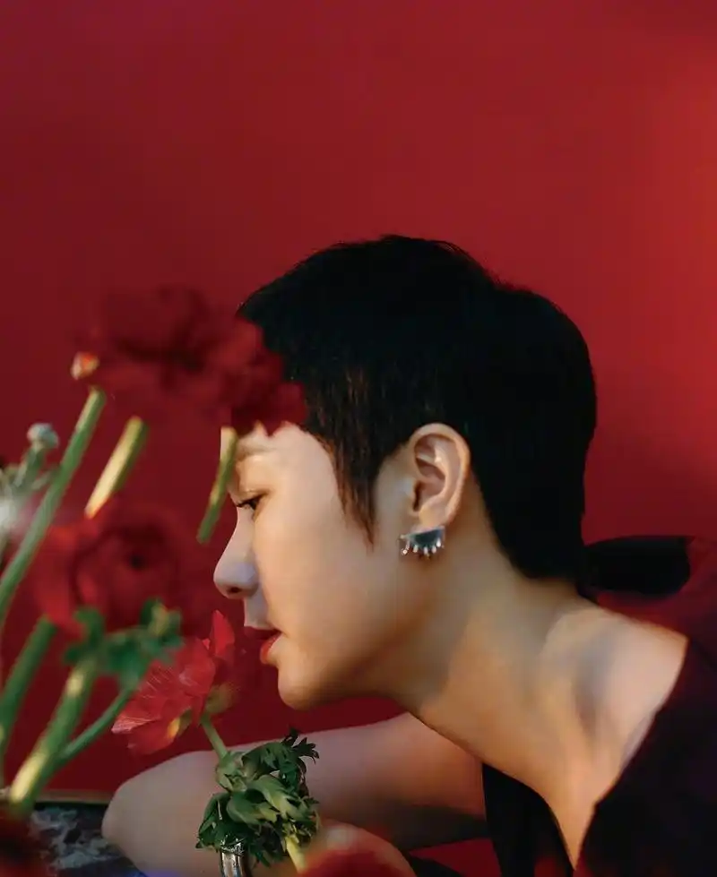 48岁蒋雯丽拍大片 短发红唇气质绝佳