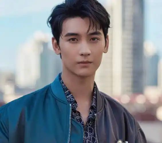 哥哥与杨洋黄俊捷身高1米85,在渐渐失去辨识度的娱乐圈中,他的长相有