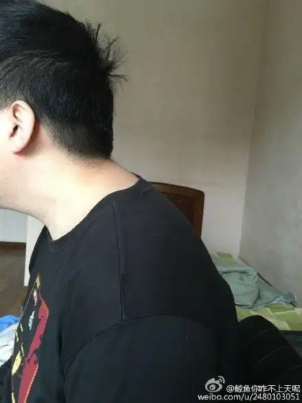 我男朋友总是往前伸脖子比如打游戏的时候在屏幕前就喜欢把双脚放在