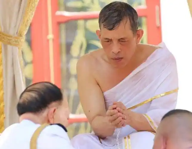 泰王富得流油也节俭红色小背心才9美元跟苏提达王后穿情侣款