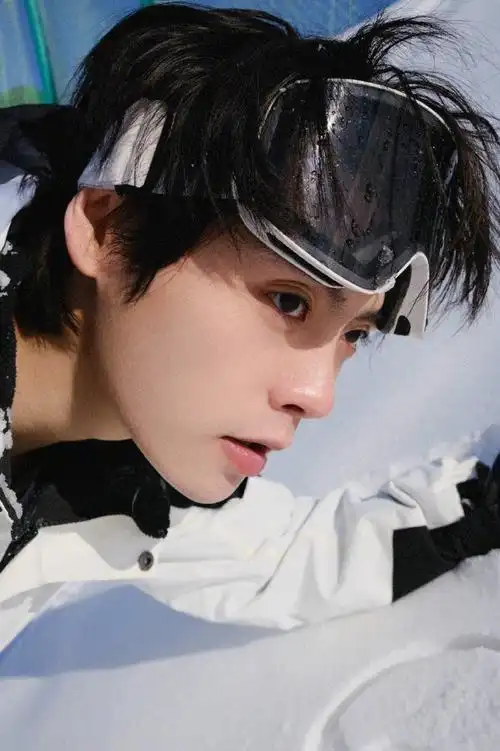 今日解锁@肖宇梁rainco滑雪照,在滑雪场绽放魅力时刻92