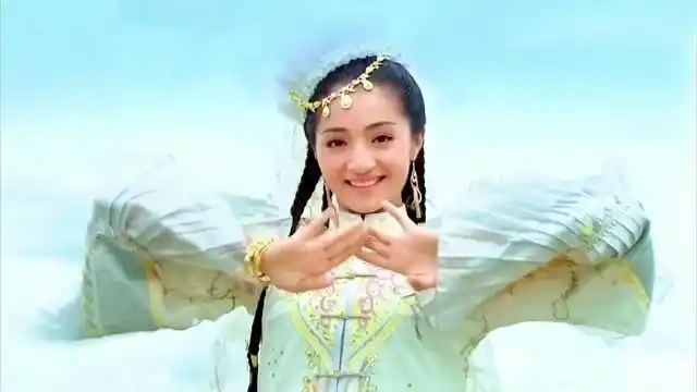 麦迪娜还是那么美,网友:还是当年的那个含香公主!