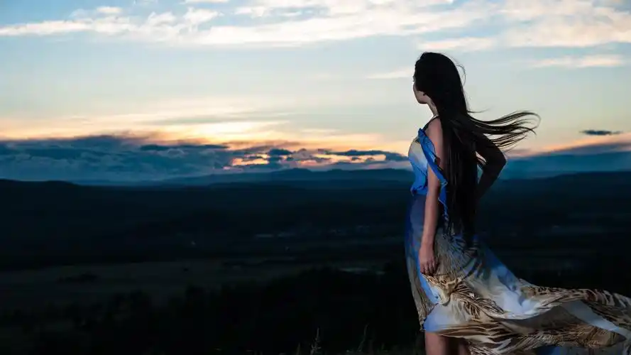 一个女孩日落风山黄昏的图片唯美意境壁纸
