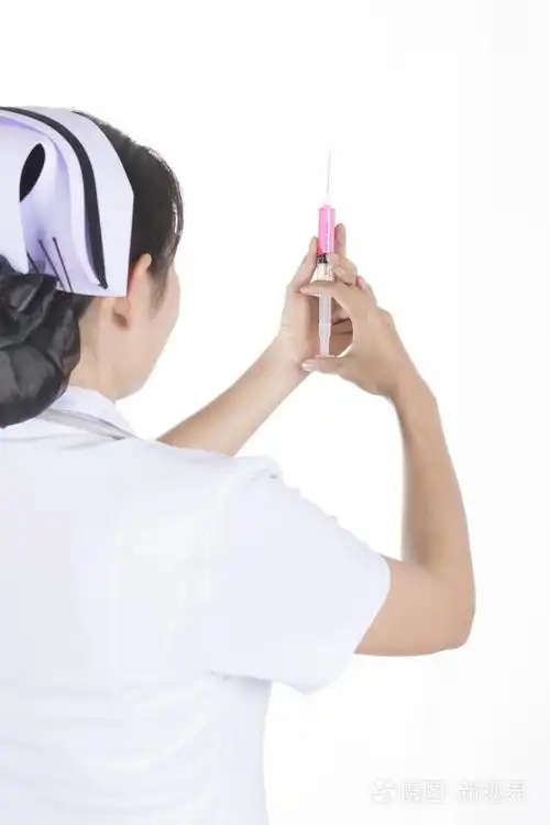 漂亮的护士用注射器在白色背景上