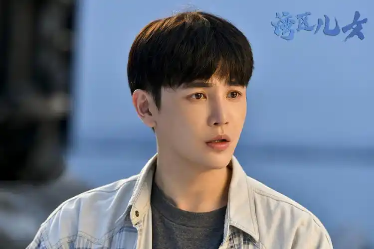 剧中孙坚饰演的黄梓健是一位温暖呆萌的技术男.