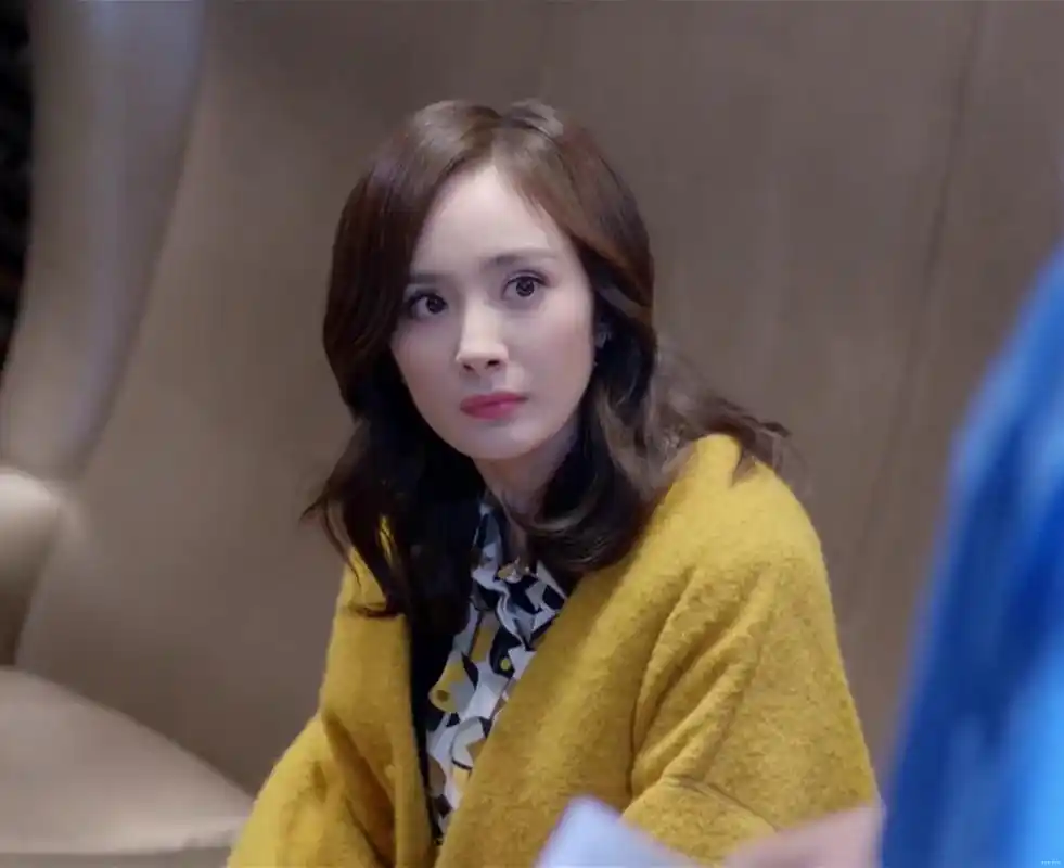 杨幂在《谈判官》中的精美剧照,网友:羡慕脸小的人