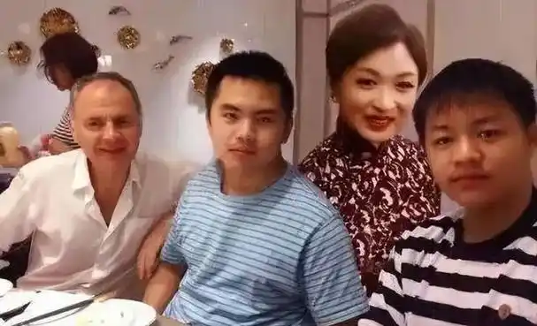 恭喜56岁金星宣布再婚发文时间暗藏玄机全身穿金戴银好贵气