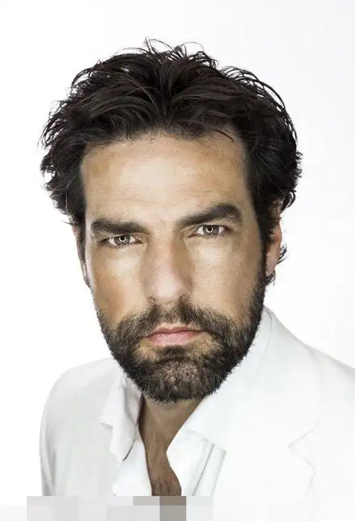 同样是众多女生们喜欢的类型,而将要为你介绍出的是胡须男剪 短头发