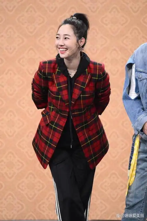 白百合才是秋冬女性的穿衣榜样!码住她的穿搭:很美,很自然!