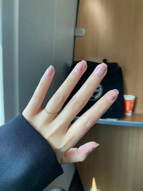 你是喜欢这双手还是喜欢这双手上贴的美甲呢