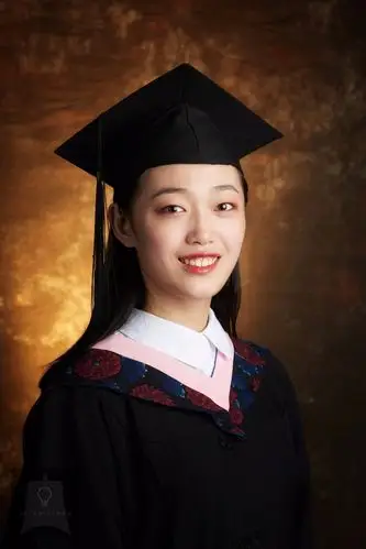 毕业棚拍照新鲜出炉你穿学位服的样子真好看