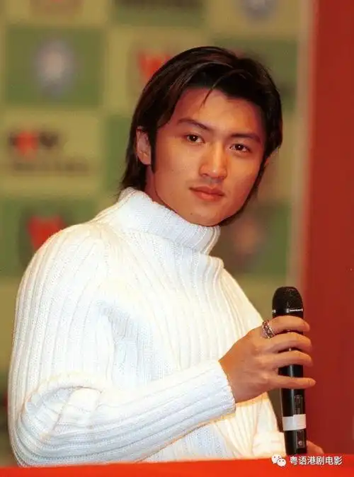 谢霆锋重塑廿年前经典发型发量大减感叹岁月不饶人