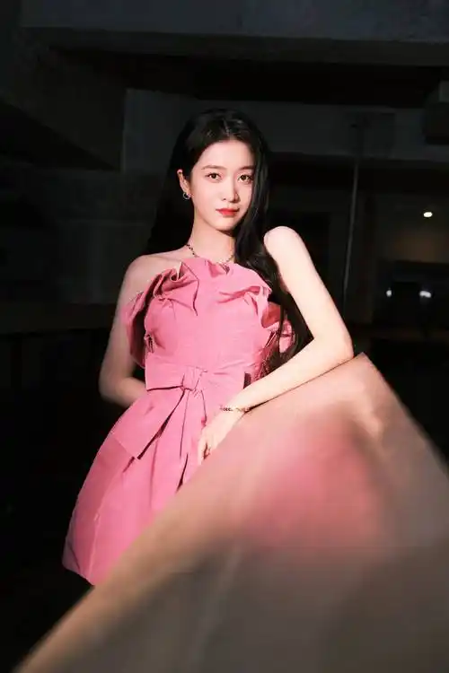 张雪迎粉嫩双唇似花瓣穿粉色连衣裙大秀美背长腿