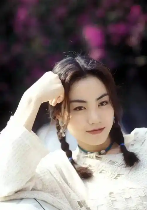 年轻时的王菲穿镂空白毛衣配麻花辫,清纯甜美,清新_造型_气质_天后