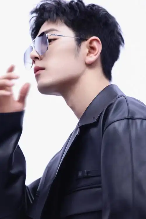肖战工作室发了15宫格#肖战,戴眼镜最好看的男人90