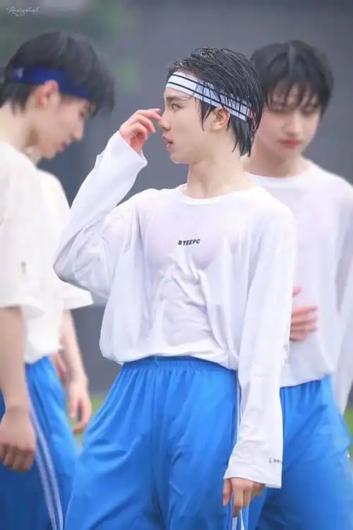 偶我的老天,腹肌!