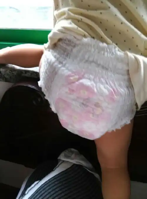 一般如果宝宝会走路了,那么穿拉拉裤行走方便,就像是三角裤一样呀蛮好