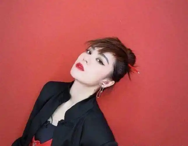 沈佳欣碰瓷钟南山被禁言转战海外媒体继续大放厥词还说要移民