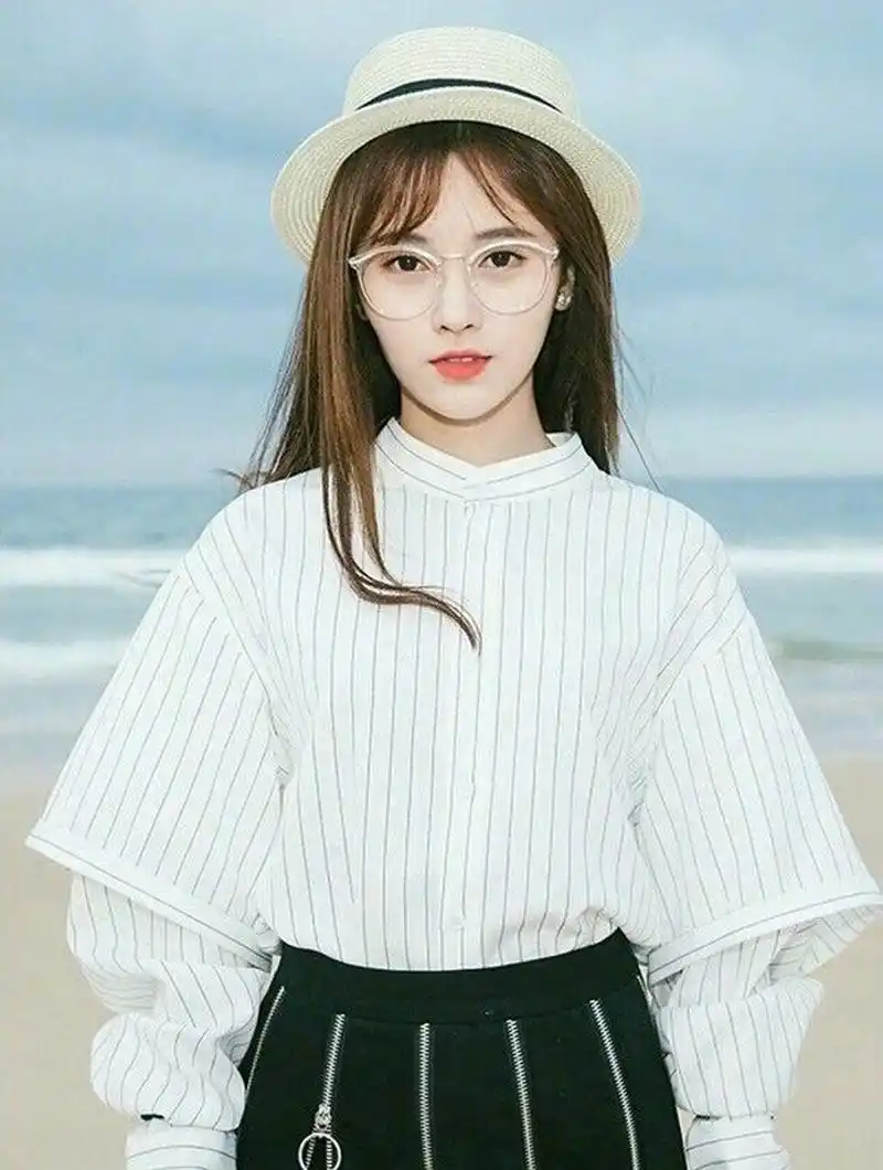 鞠婧祎# 戴眼镜的小鞠,你们觉得怎么样呢?