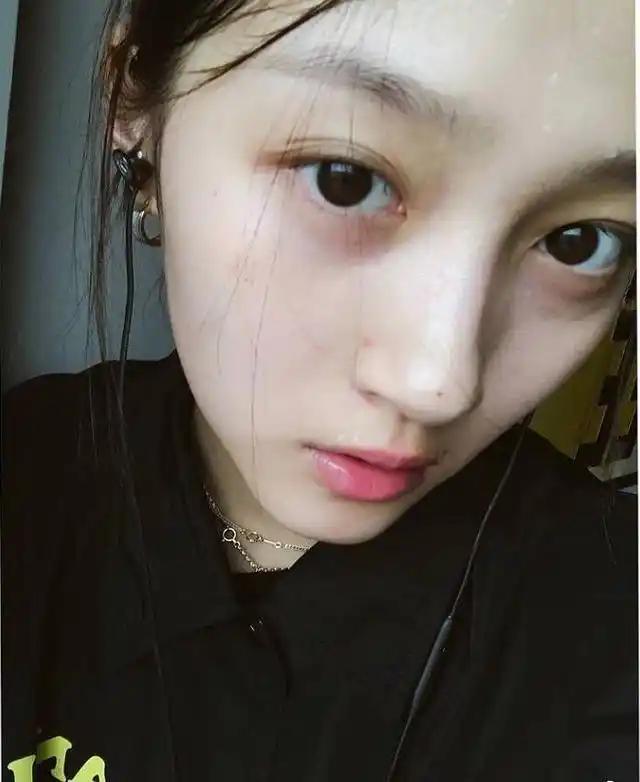 周扬青素颜很美?那是你没见过49岁许晴卸妆,关晓彤唐嫣皮肤好!