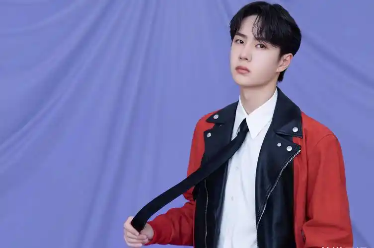 王一博 王俊凯 易烊千玺的电视元宵晚会红衣造型,是难得一见的喜庆