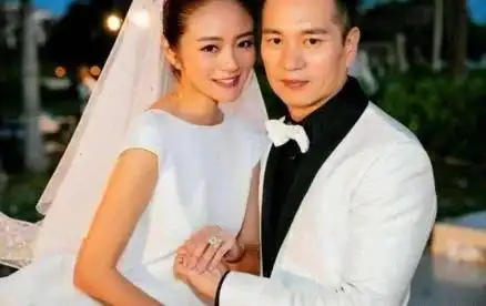 她在嫁给安以轩,之前就已经结婚了,并且和前妻在一起十多年了.