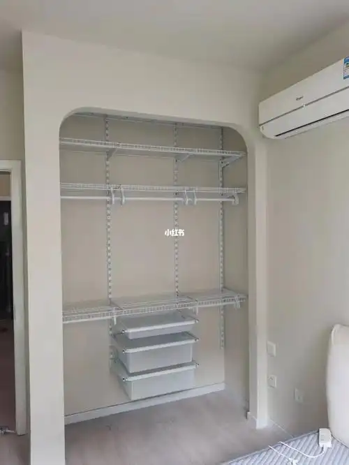 侧墙轻钢龙骨加石膏板搭建,然后刷上乳胶漆,最后再安装上金属衣架就ok