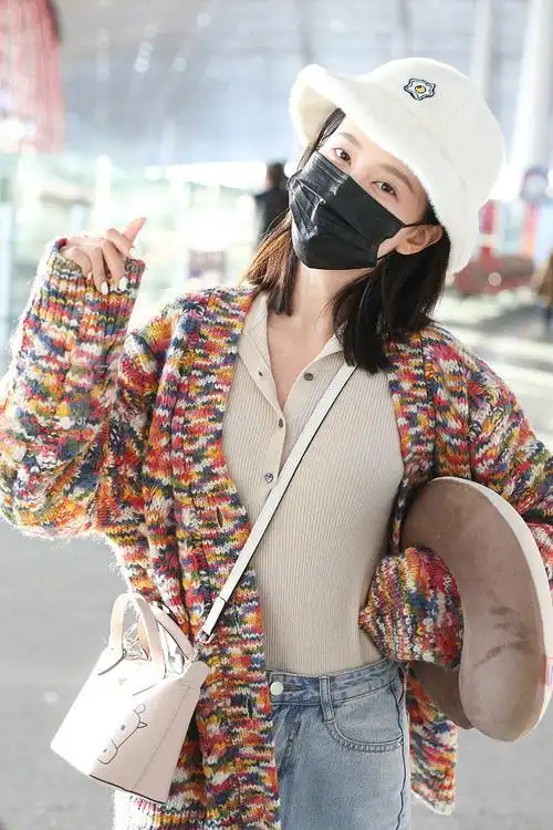 彩色开衫配牛仔裤个性吸晴,奶牛挎包太可爱了