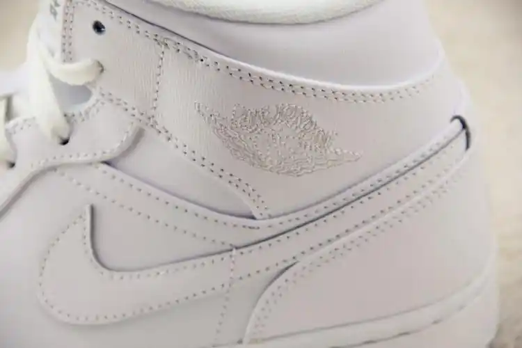 余文乐示范 air jordan 1 mid 真正全白aj1 大陆不发售 554724-100