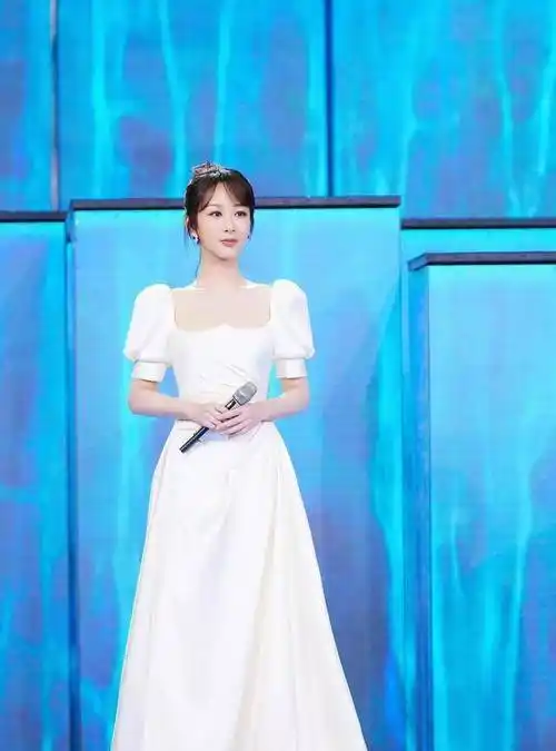 杨紫十一套礼服造型大赏,万年一字肩,也能美出圈_长裙_的设计_风格