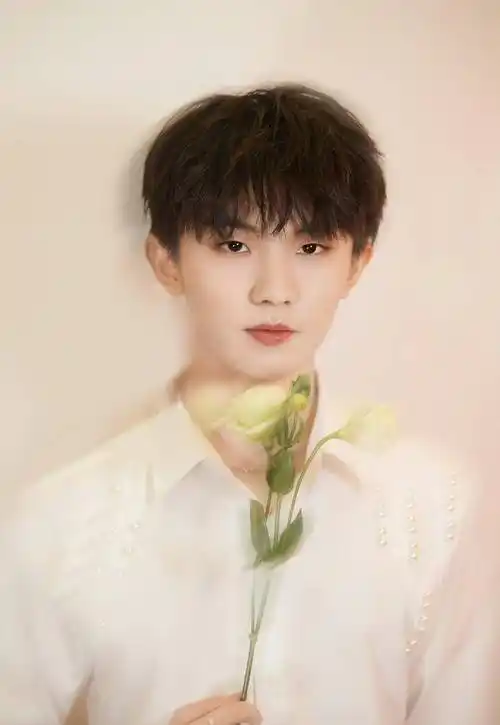 马嘉祺手机屏保曝光,黑底白字的加油很醒目,网友质疑他又立人设_公司