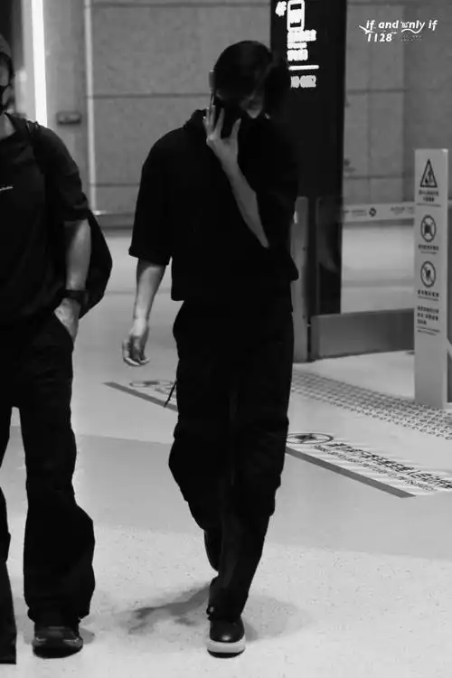 转载了@ifandonlyif1128_易烊千玺的微博图片  老公掐我脖子