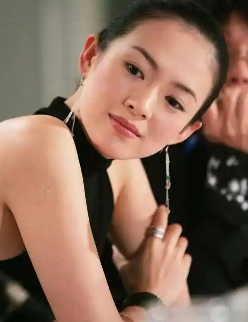 戛纳红毯从来不是比美的地方,章子怡20年前穿吊带背心谁能扛住_巩俐_