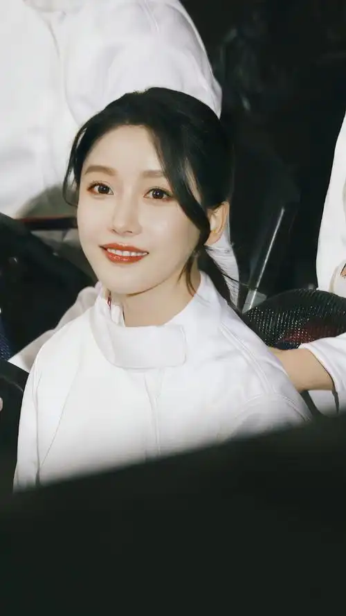 组图:姜贞羽白色击剑服又美又飒 扎单马尾双眸清澈元气满满_高清图集