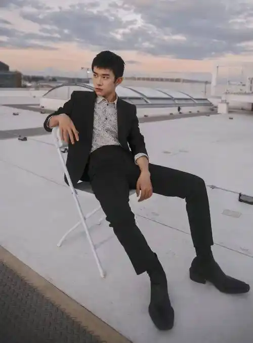 那就来看看帅哥的全身照吧!