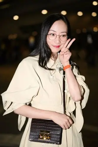 韩雪休闲装戴眼镜现身机场肤白貌美,面带微笑比剪刀手卖萌好可爱_新浪