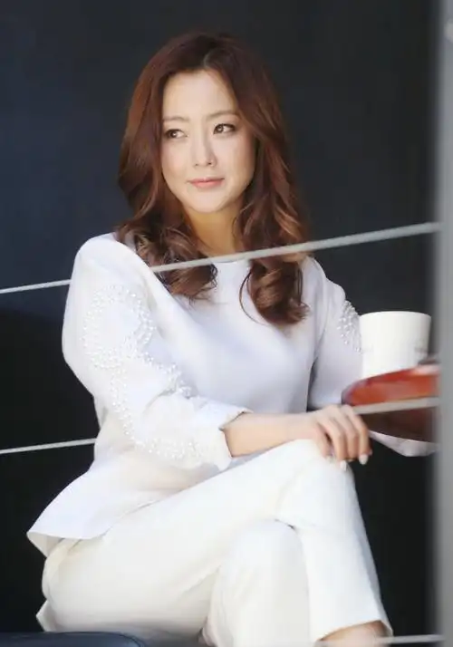金喜善的气质真绝了,一身白色穿搭优雅大方,配长卷发笑容很迷人