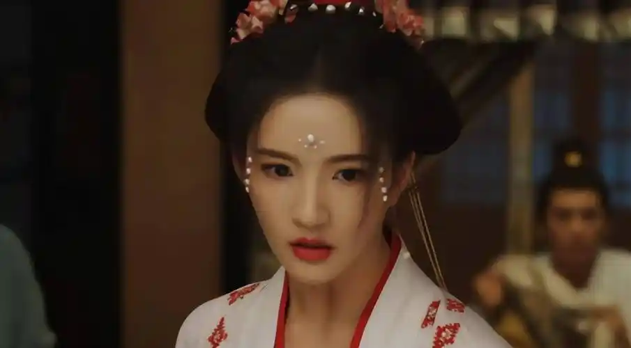 被《墨雨云间》孔雪儿惊艳了,好身材遮不住,红肚兜吊带装太吸睛