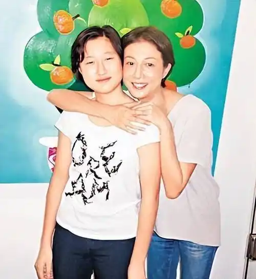 吴绮莉的报复:生女22年,成龙不认,三人恩怨越积越深_香港_赵文卓