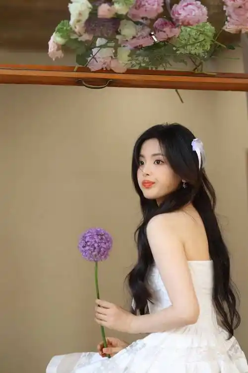 杨超越白色连衣裙青春活力写真_的设计_穿着_裙子