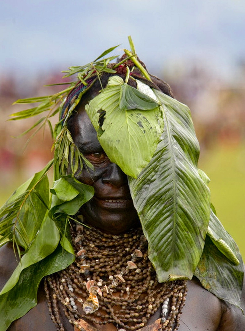 她眼中含着泪,皮肤异常黝黑.