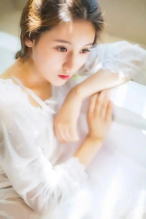 清纯少女清新白裙湿身诱惑迷人浴室写真图片