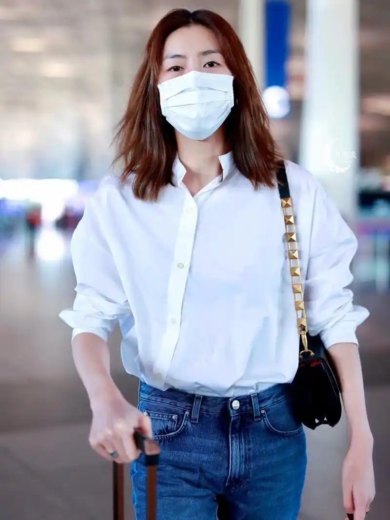 初秋的午后,阳光依旧温暖,我漫步在街头,偶然间看到了刘雯的街拍