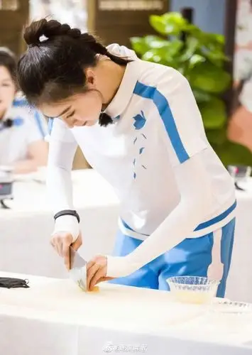 新浪娱乐讯 《我们来了》中,蒋欣身穿运动服变身丸子头美少女,身材