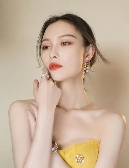 倪妮惊艳写真,高贵冷艳,复古优雅!__财经头条